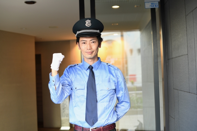 警備員のガッツポーズ